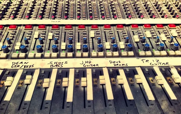 qotsa-the-band-console-crop-626x396.jpg