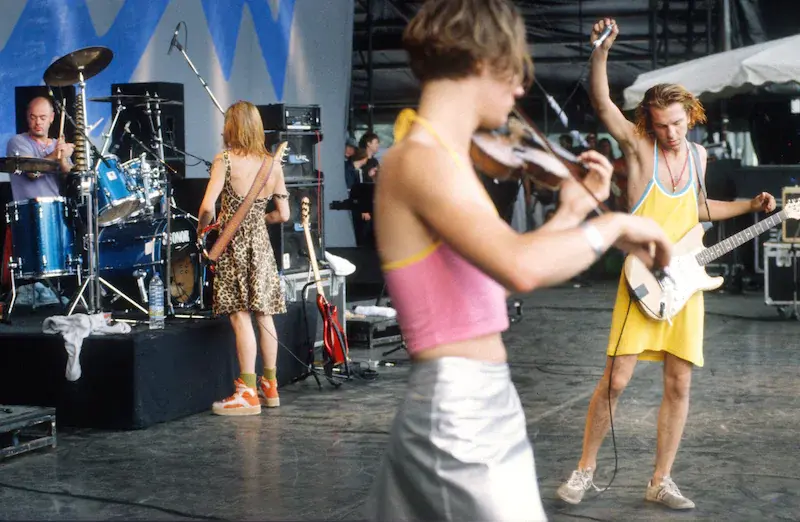 deus-in-1995-op-werchter-de-band-trad-toen-op-in-jurken.jpg