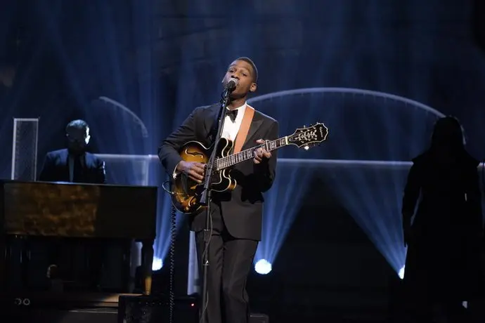leon-bridges-wows-snl-audience-with-his-performances.jpg