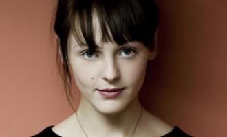 Laura-Marling300_01.jpg