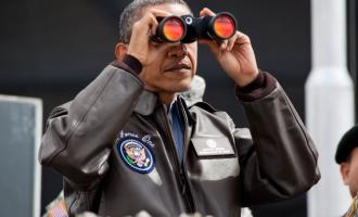 President_Barack_Obama_uses_binoculars.jpg