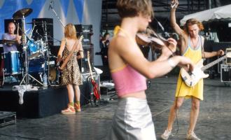 deus-in-1995-op-werchter-de-band-trad-toen-op-in-jurken.jpg