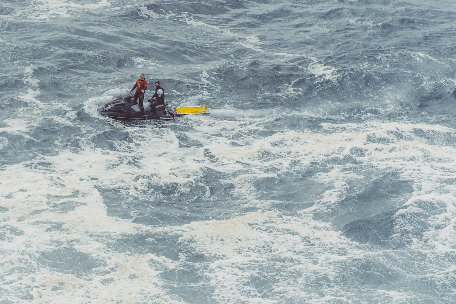 Molécule retrouve les vagues de Nazaré dans le documentaire Sounds of